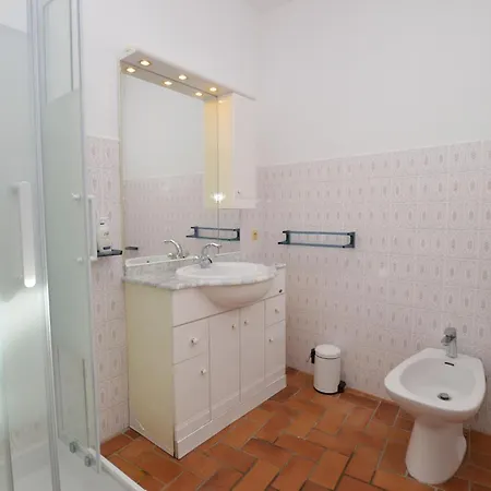 5 Bedroom Beautiful In *